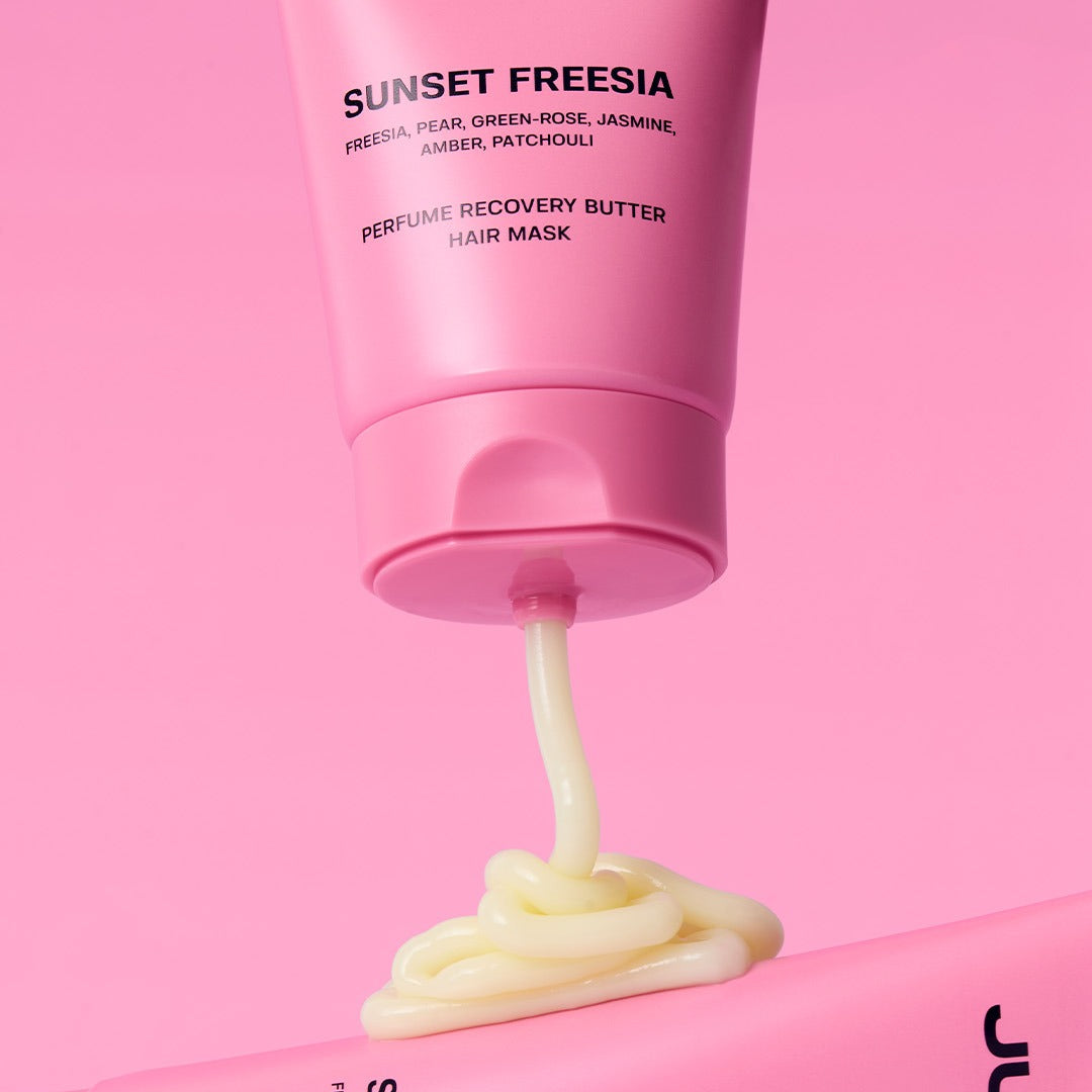 JULYME Perfume No-Wash Repair Hair Pack 150ml, crème capillaire rose, marque sur flacon, contexte visuel en gros plan.