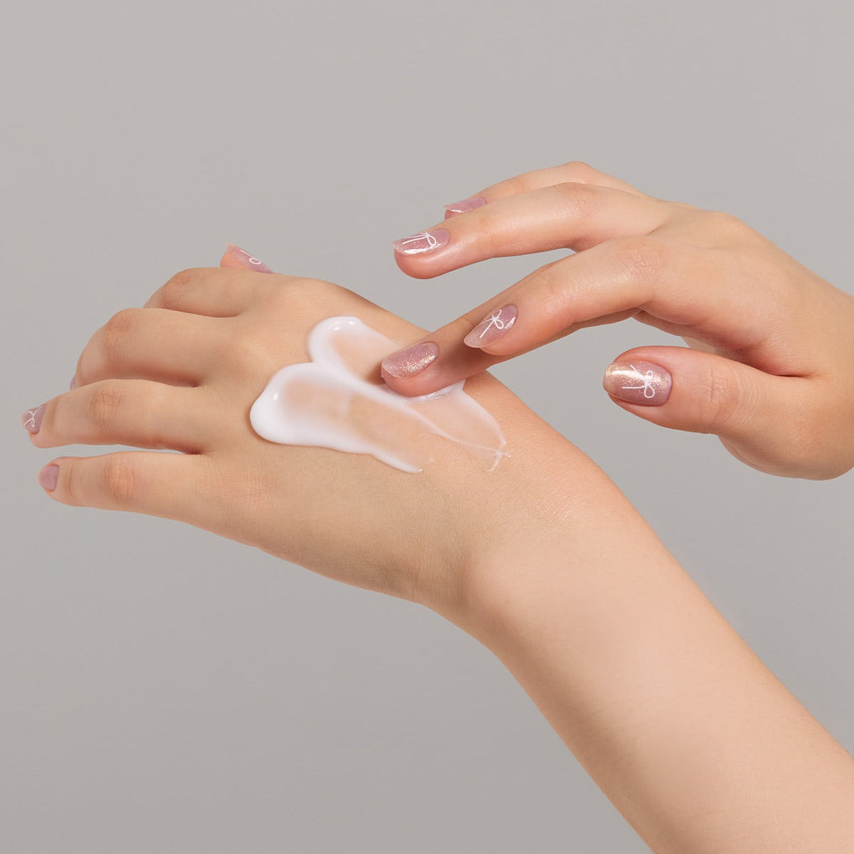 JULYME Perfume Shea Butter Hand Cream 30ml : crème parfumée au beurre de karité, mains appliquant la lotion, fond clair.
