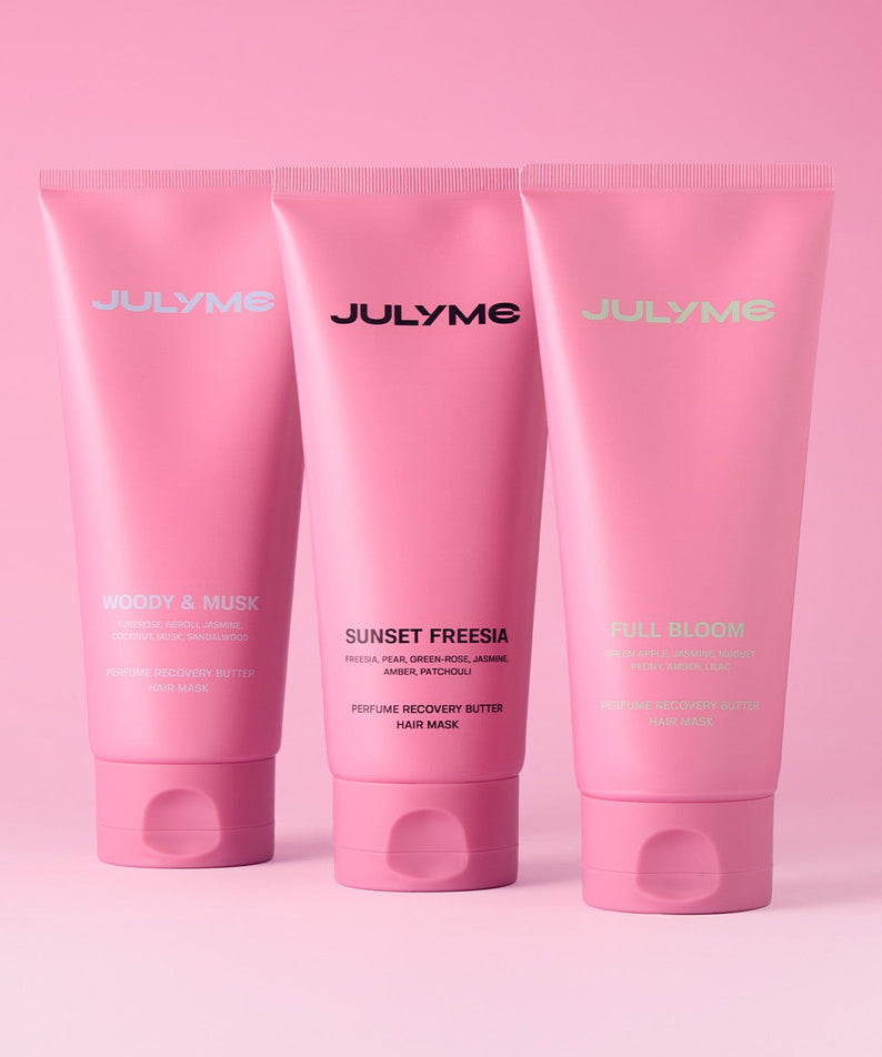 Trois tubes de JULYME Perfume No-Wash Repair Hair Pack 150ml sur fond rose.