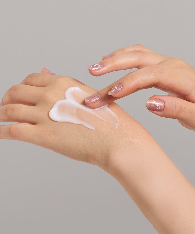 Application quotidienne de JULYME Perfume Shea Butter Hand Cream 30ml sur les mains pour une hydratation optimale et parfum délicat.