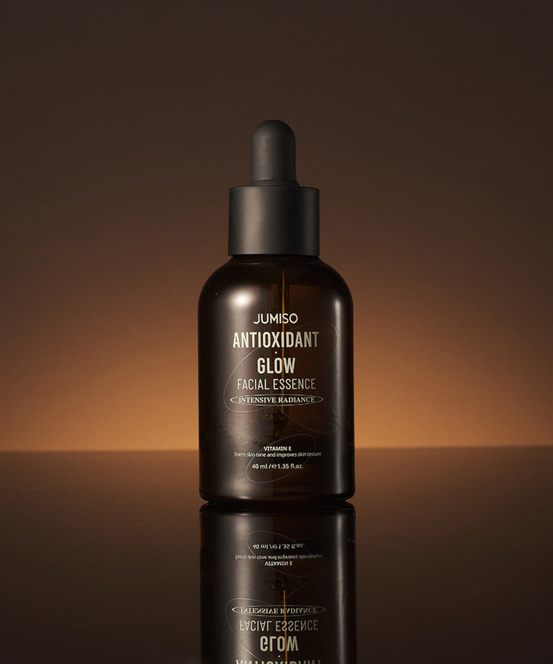 Bouteille de JUMISO Antioxidant Glow Facial Essence sur fond lumineux, soin de peau nourrissant et lumineux.