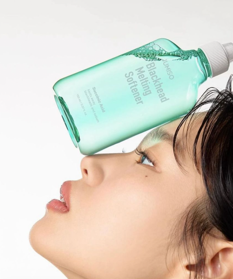 Femme appliquant JUMISO Blackhead Melting Softener 150ml sur la peau pour éliminer les points noirs efficacement.