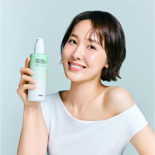 JUMISO D-Panthenol Barrier Soothing Cleansing Milk 300ml Refill Offer (+100ml Refill) — femme tenant le flacon