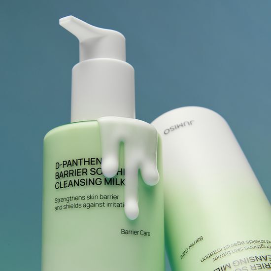 JUMISO D-Panthenol Barrier Soothing Cleansing Milk 300ml Refill Offer (+100ml Refill), pack et bouteille sur fond bleu
