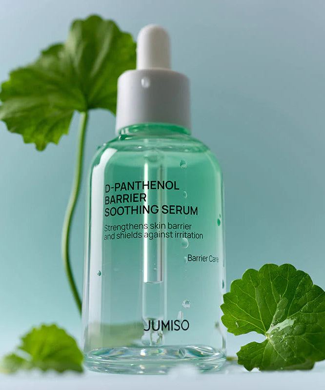 JUMISO D-Panthenol Barrier Soothing Serum 70ml, flacon vert sur fond bleu avec feuilles vertes en contexte cosmétique.