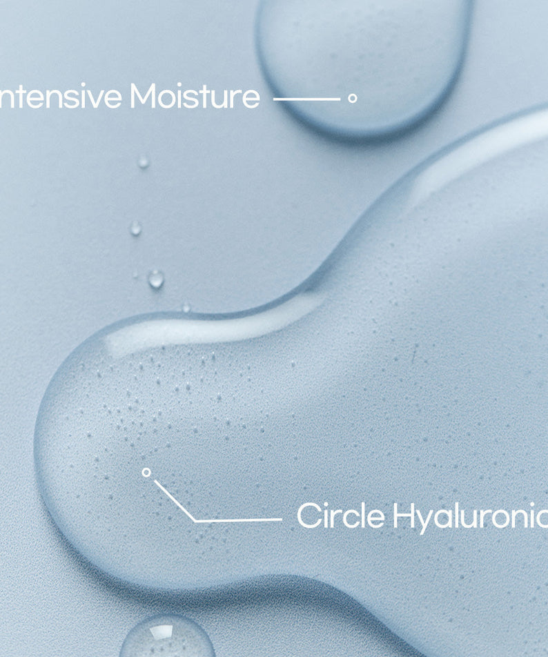 Texture du JUMISO Hyaluronic Acid Water Plumping Moisture Serumm avec hydratation intense et cercle d'acide hyaluronique visible.