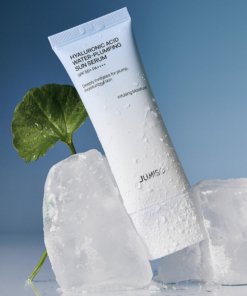 JUMISO Hyaluronic Acid Water Plumping Moisture Sun Serum 40ml : tube et glace sur fond bleu, effet hydratant.