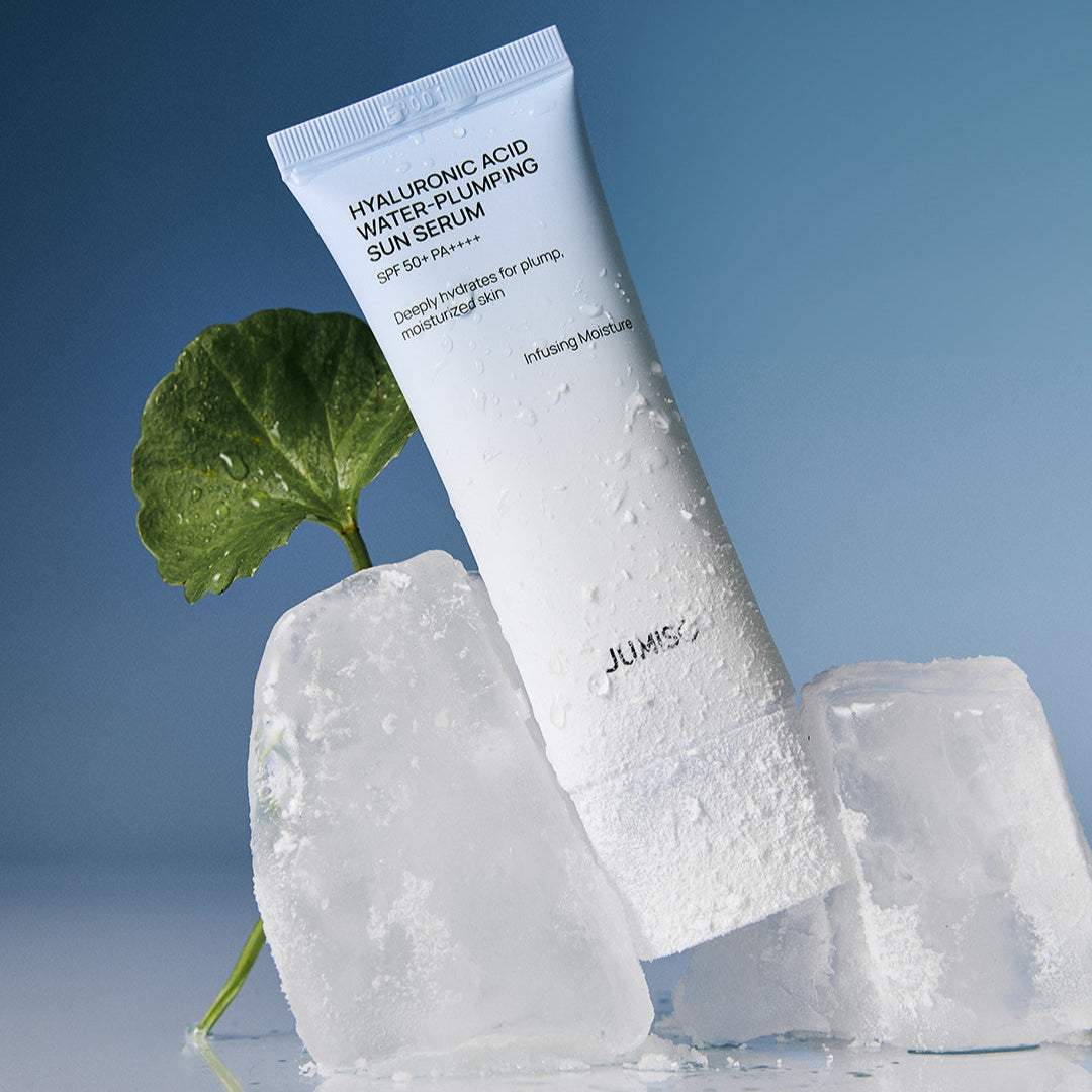 JUMISO Hyaluronic Acid Water Plumping Moisture Sun Serum 40ml : tube et glace sur fond bleu, effet hydratant.