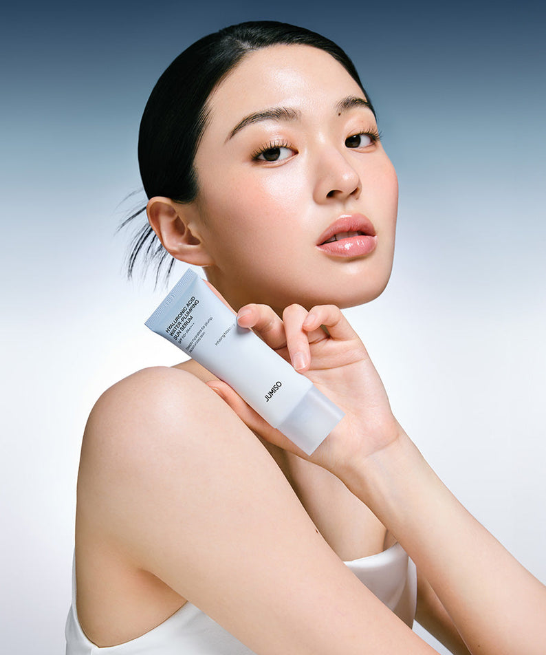 Photo produit : JUMISO Hyaluronic Acid Water Plumping Moisture Sun Serum 40ml, femme l’applique, fond bleu et blanc