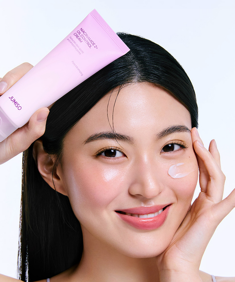 JUMISO  Niacinamide 2 Plus Oil Control Cream 80ml, crème anti-brillance sur peau; femme applique sur fond clair, visuel produit