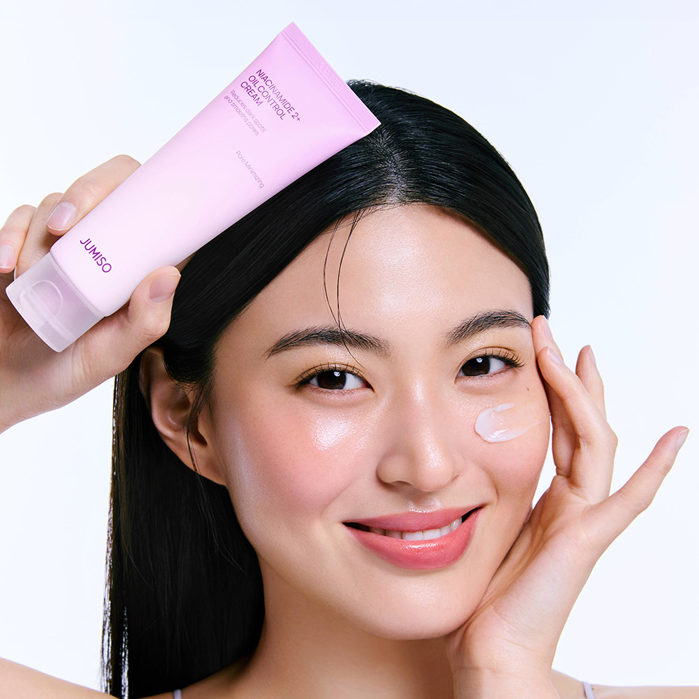 JUMISO  Niacinamide 2 Plus Oil Control Cream 80ml, crème anti-brillance sur peau; femme applique sur fond clair, visuel produit