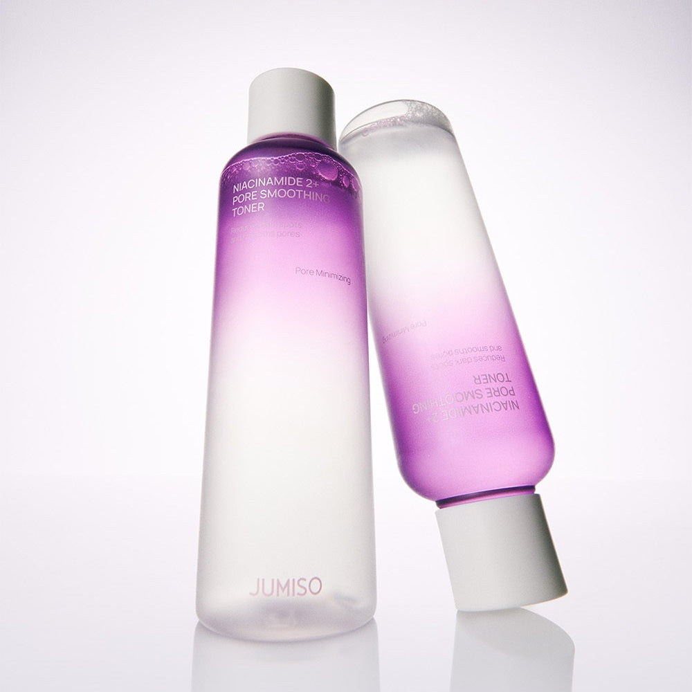 JUMISO  Niacinamide 2 Plus Pore Smoothing Toner 205ml, bouteilles violettes sur fond clair, contexte beauté skincare