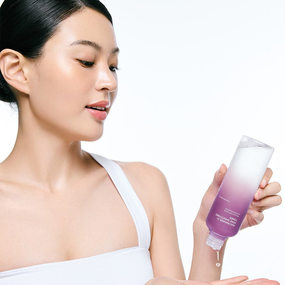 JUMISO  Niacinamide 2 Plus Pore Smoothing Toner 205ml de la marque JUMISO, femme appliquant le produit, contexte beauté