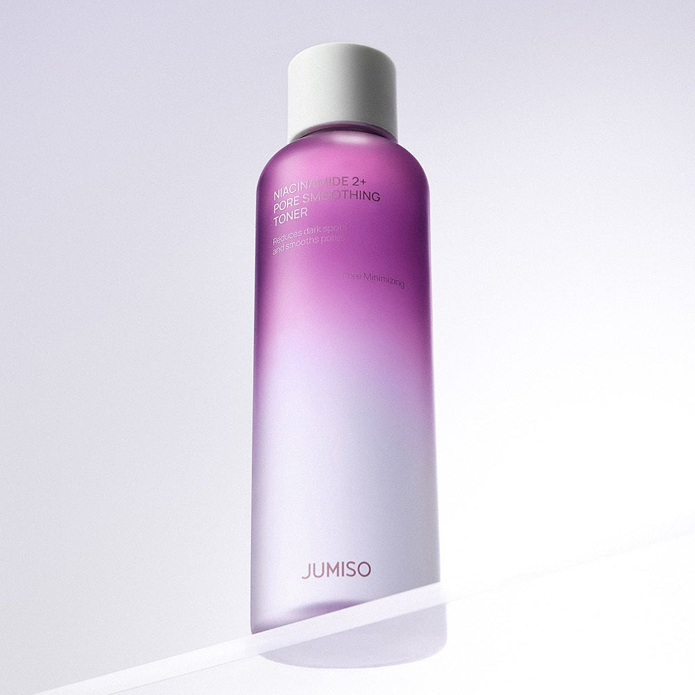 JUMISO Niacinamide 2 Plus Pore Smoothing Toner 205ml sur fond clair, bouteille violette, photo produit marque JUMISO.