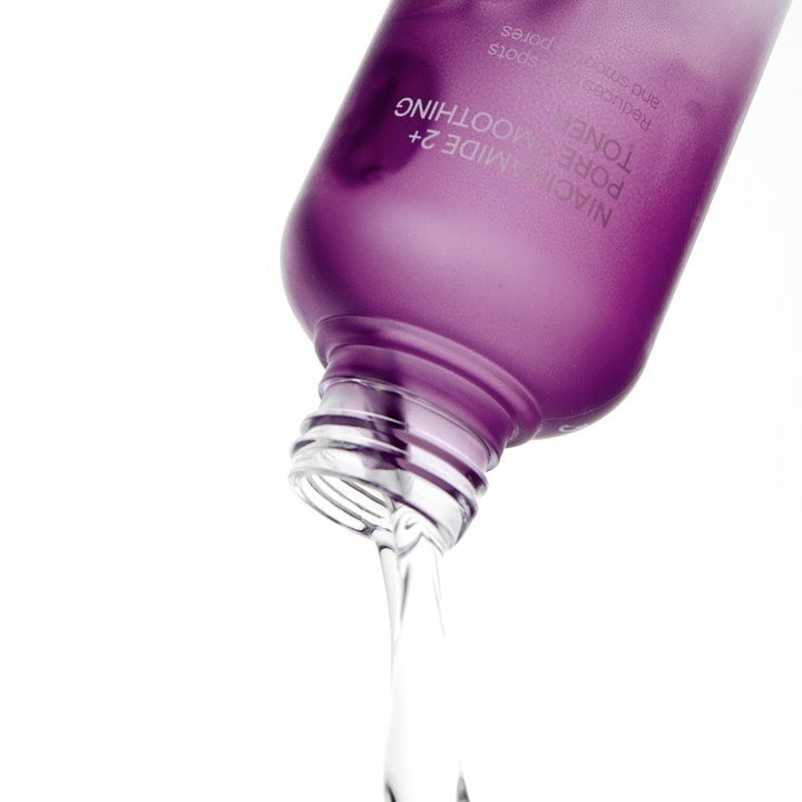 Photo du JUMISO  Niacinamide 2 Plus Pore Smoothing Toner 205ml, flacon violet, goutte de toner sur fond blanc.