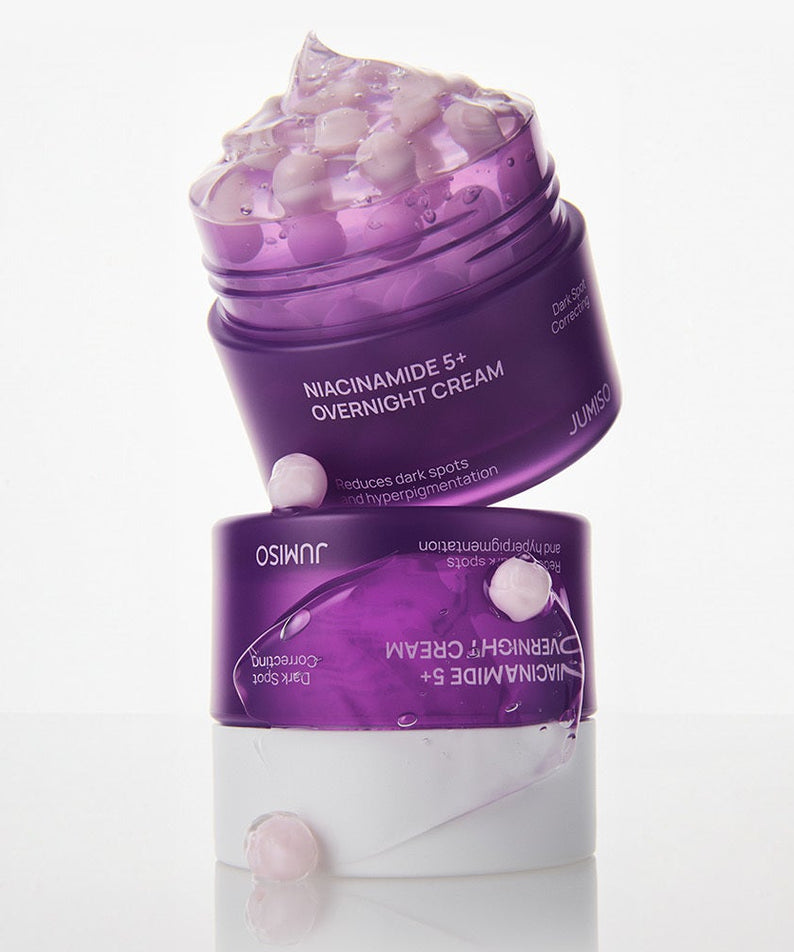 JUMISO Niacinamide 5 Plus Overnight Cream 80ml de la marque JUMISO, pot crème violette avec gouttelettes, fond blanc.