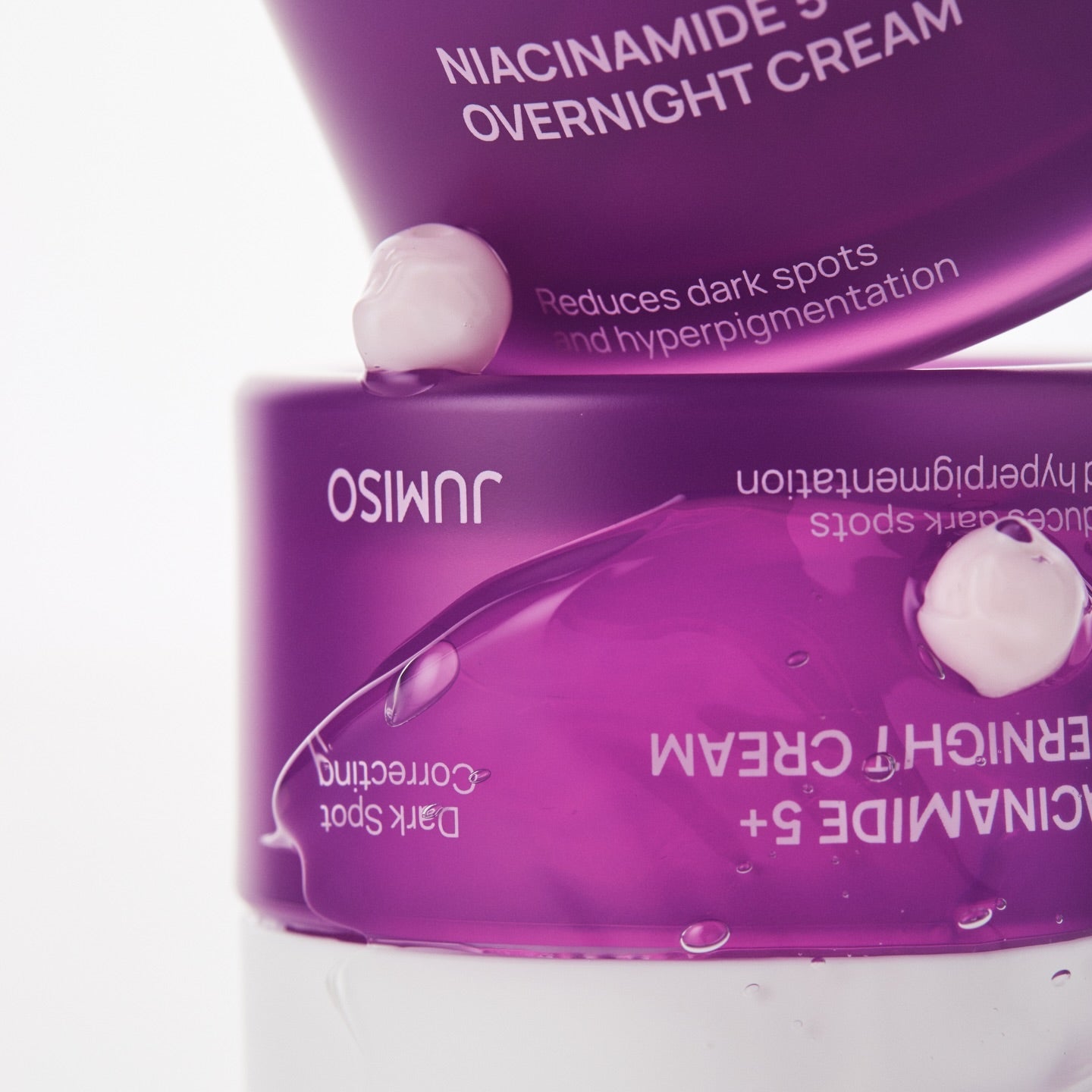 JUMISO  Niacinamide 5 Plus Overnight Cream 80ml de JUMISO, pot violet nocturne sur fond clair, gouttes et gouttes de crème