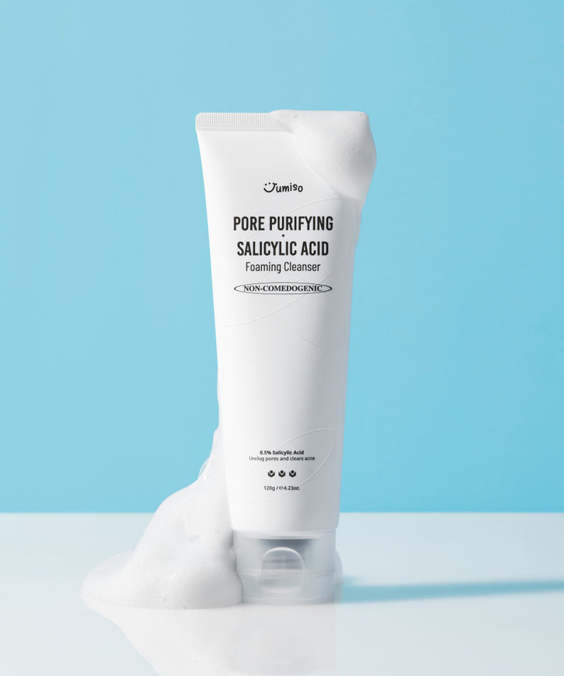 JUMISO Pore Purifiying Salicylic Acid Foaming Cleanser avec mousse onctueuse dans un tube blanc.