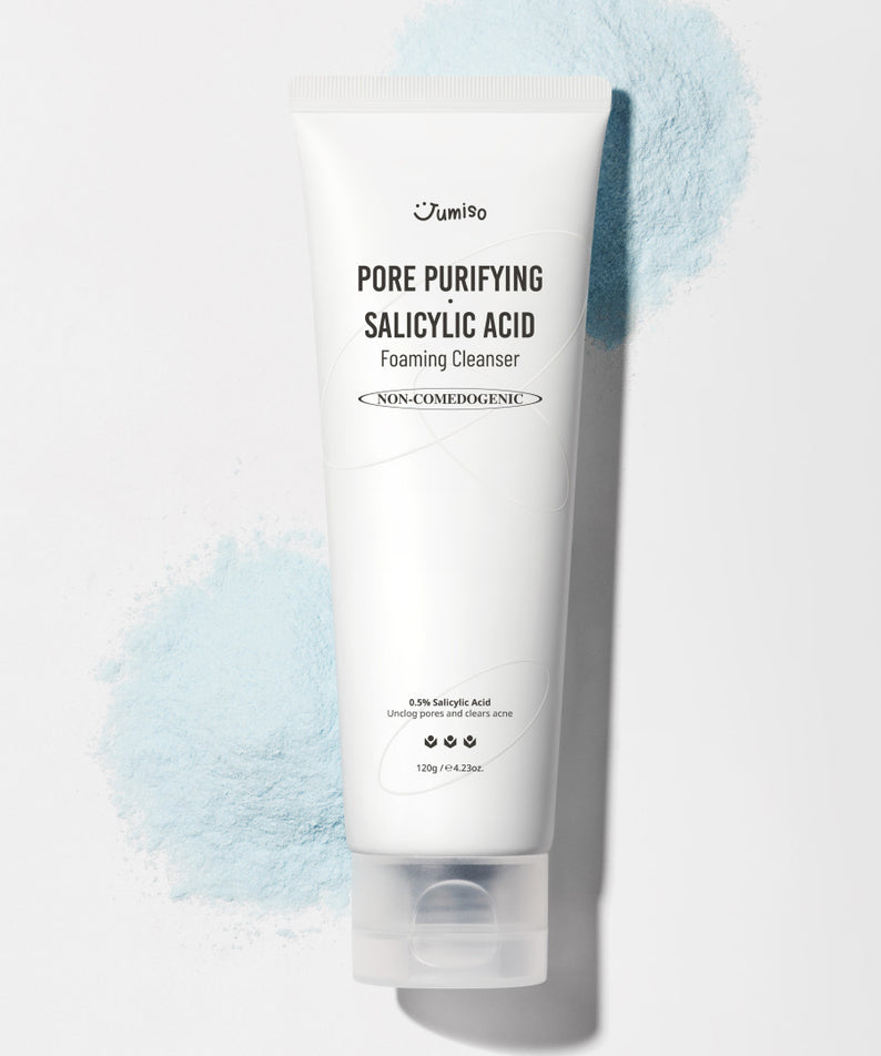 JUMISO Pore Purifiying Salicylic Acid Foaming Cleanser en tube blanc sur fond bleu