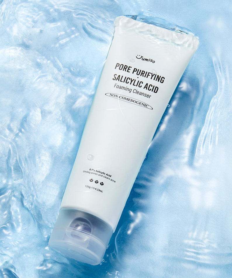 JUMISO Pore Purifiying Salicylic Acid Foaming Cleanser sur fond bleu glacé, nettoyant moussant pour purifier les pores et réduire l'acné.
