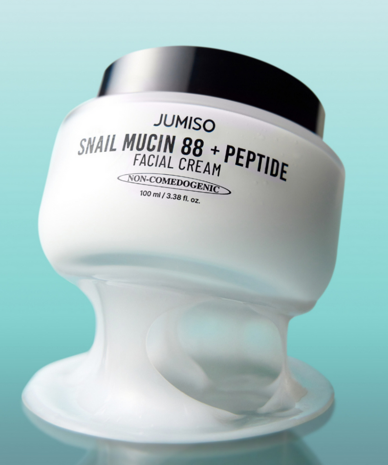 Pot de crème JUMISO Snail Muci 88 + Peptide sur fond bleu, soin visage avec mucine et peptides, hydratant et réparateur.