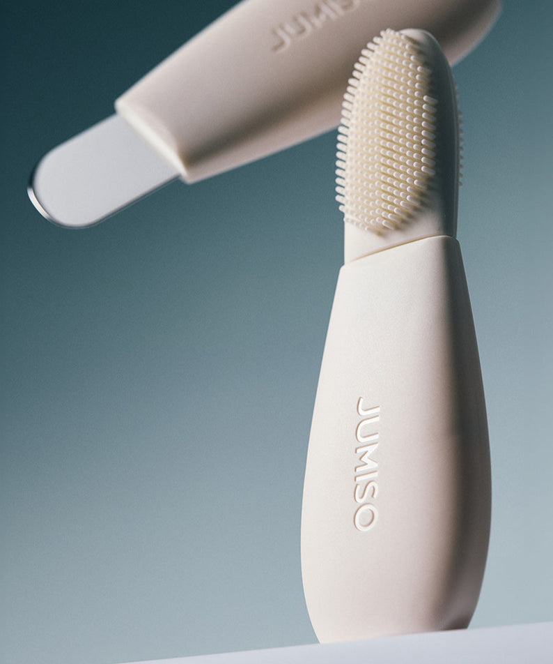 JUMISO Blackhead 2-In-1 Cleaner en gros plan montrant une tête de nettoyage à poils fins pour les points noirs.