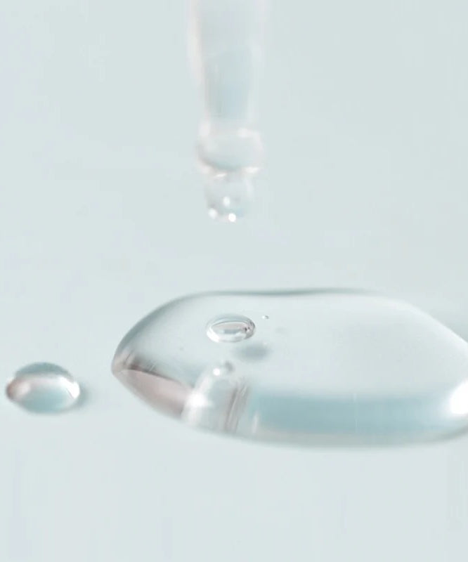 Gouttes de sérum sur une surface transparente représentant le JUMISO D-Panthenol Barrier Soothing Serum 70ml.