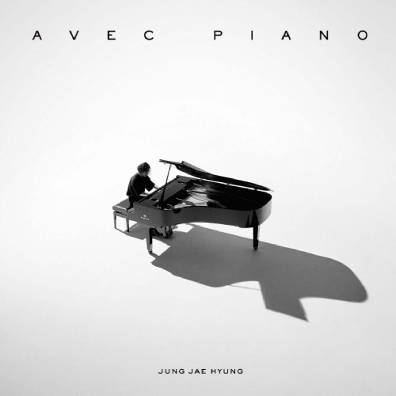 JUNG JAEHYUNG - [AVEC PIANO] - Album Kpop : couverture avec JUNG JAE HYUNG au piano sur fond clair, ambiance studio.