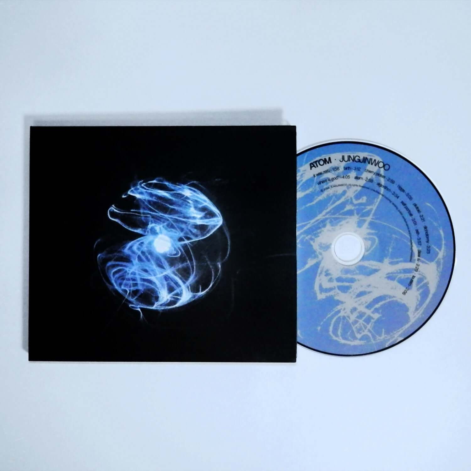 JUNG JIN WOO - [ATOM] - Album Kpop, visuel pochette et CD bleu ATOM, fond clair, style électronique.