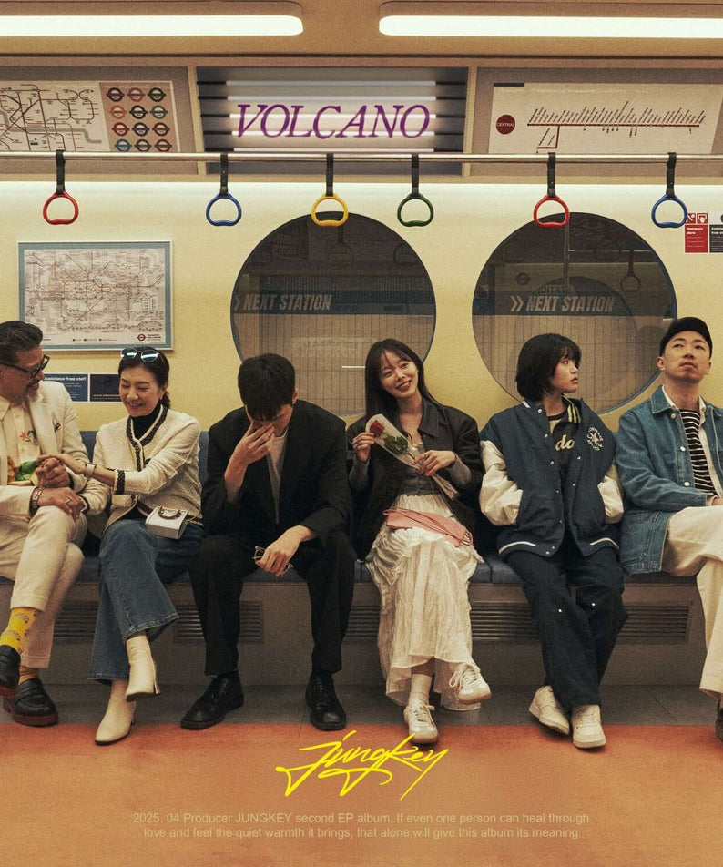 JUNKIE - [VOLCANO] - Album Kpop, couverture avec groupe en métro près du panneau VOLCANO, style photo Kpop