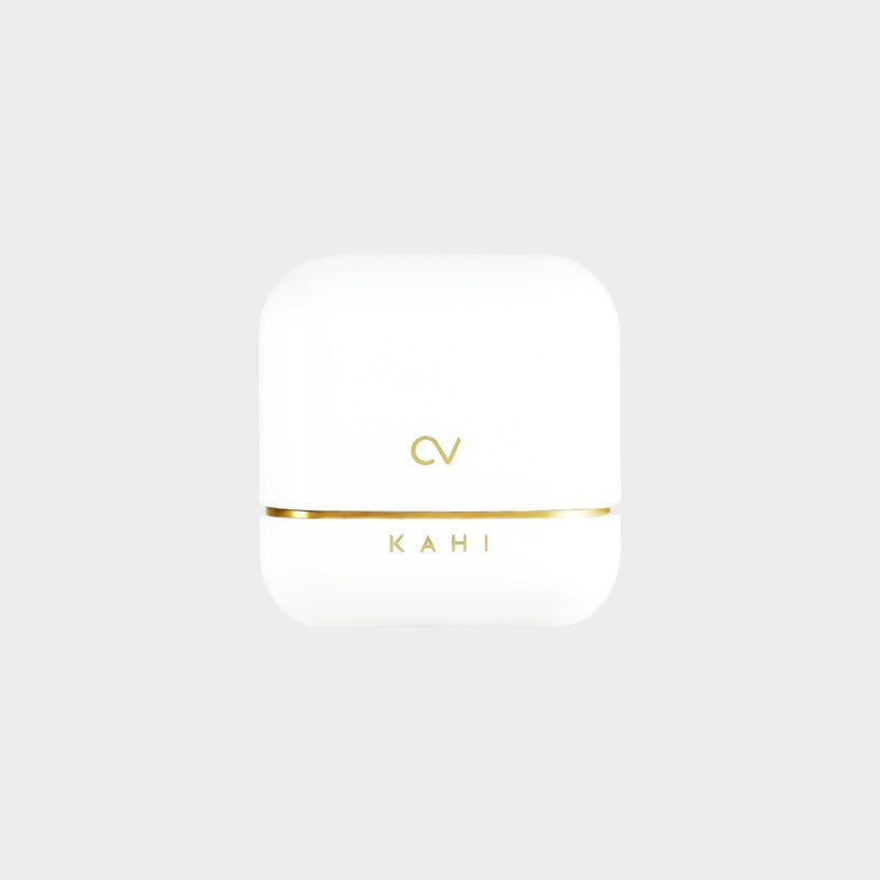 Décris l'image en français : KAHI CV Shine Fit Sun Stick (13.5g) de KAHI, stick solaire blanc sur fond clair