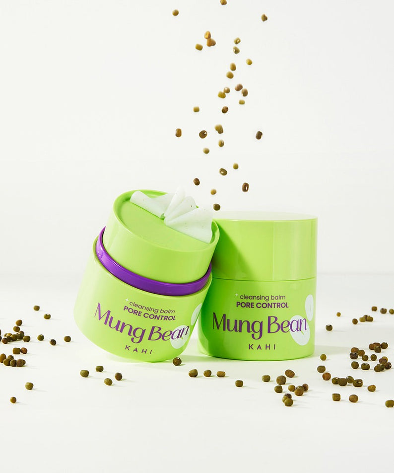 KAHI Cleansing Balm 3 Types 50ml par Mung Bean, pots verts sur fond clair avec particules dorées, style spa.