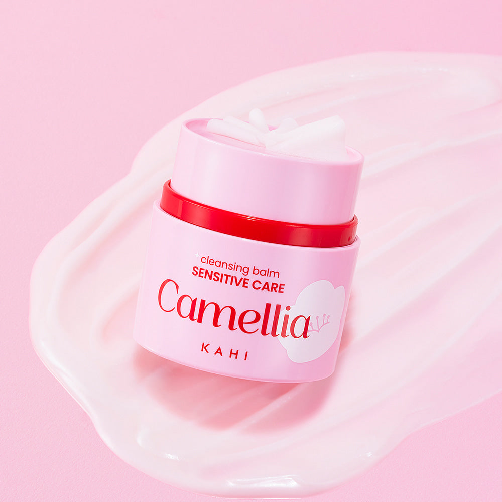 KAHI Cleansing Balm Sensitive Care 50ml de la marque KAHI, pot sur fond rose pastel, texture crème sur peau