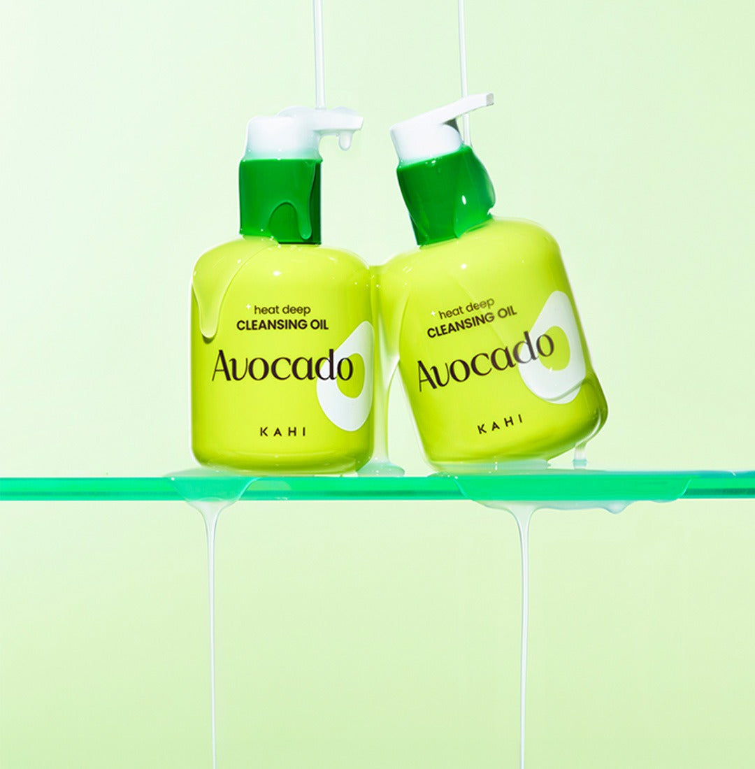 KAHI Heat Deep Cleansing Oil 200ml, flacons de nettoyage en duo sur fond vert, contexte salle de bain