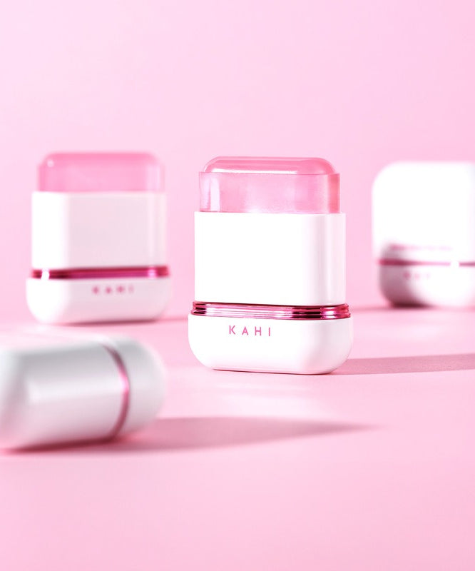 KAHI Velvet Glow Sun Stick 13.5g sur fond rose, un incontournable pour une peau lumineuse et protégée.