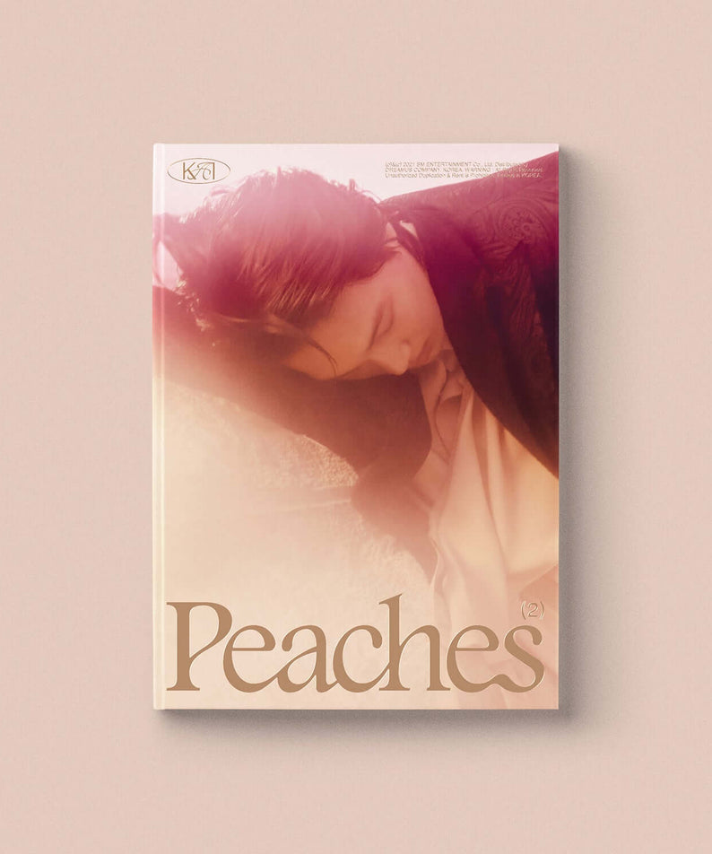 KAI - 2nd Mini Album_[Peaches] (Peaches Ver.) - Album Kpop, jaquette rose “Peaches” sur fond clair, style concept.