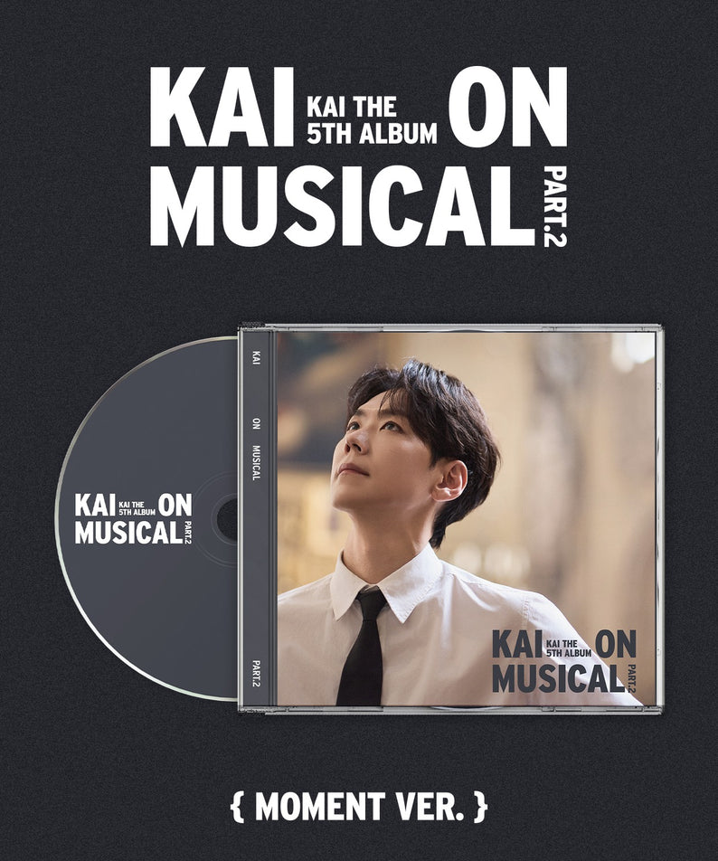 KAI - 5th Album[KAI ON MUSICAL Part.2] (Moment Ver.) - Album Kpop KAI, visuel du CD et livret sur fond noir.