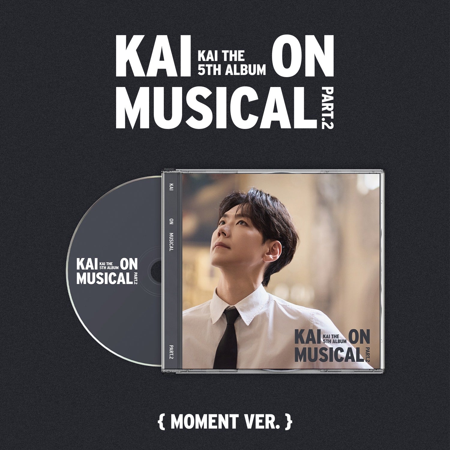 KAI - 5th Album[KAI ON MUSICAL Part.2] (Moment Ver.) - Album Kpop KAI, visuel du CD et livret sur fond noir.