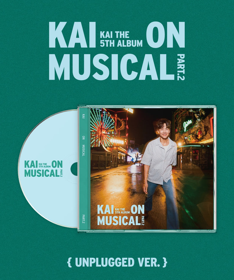 KAI - 5th Album[KAI ON MUSICAL Part.2] (Unplugged Ver.) - Album Kpop, visuel packaging sur fond vert, concert urbain.