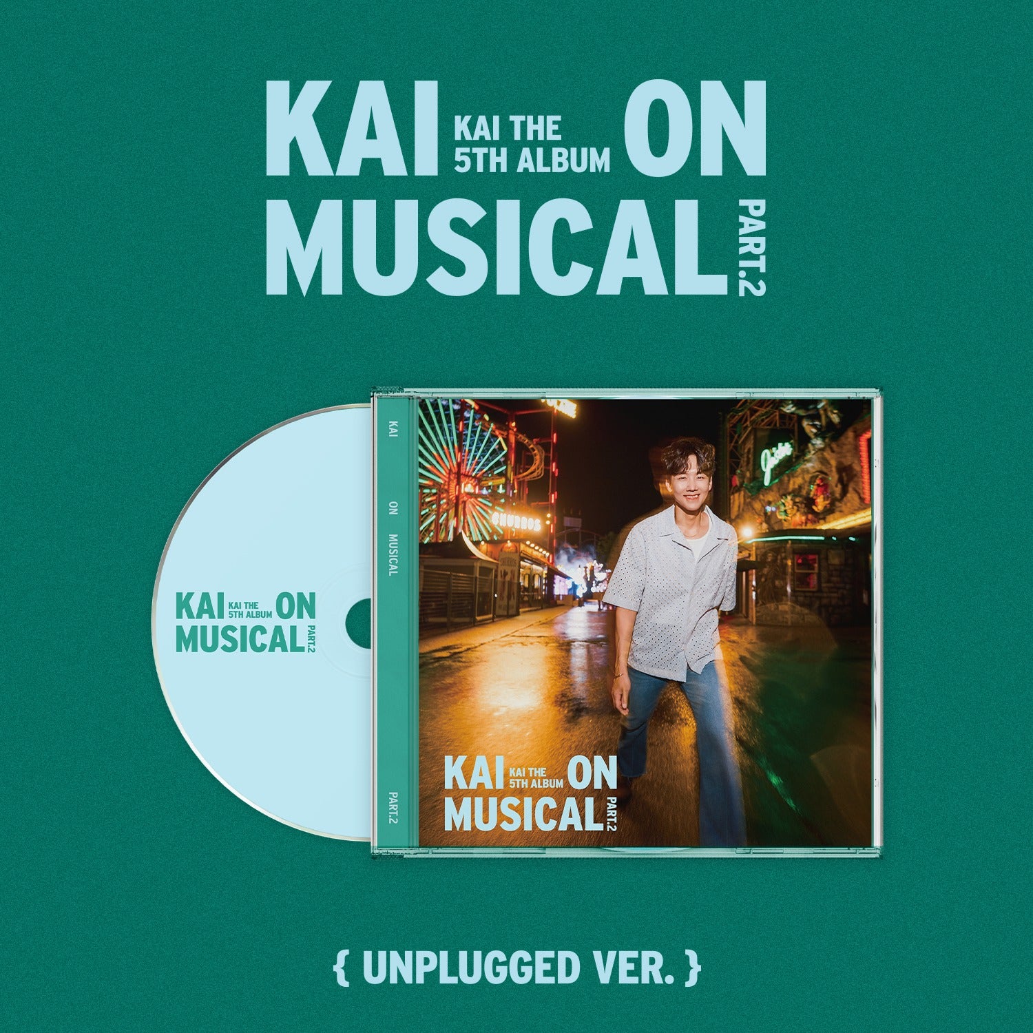 KAI - 5th Album[KAI ON MUSICAL Part.2] (Unplugged Ver.) - Album Kpop, visuel packaging sur fond vert, concert urbain.