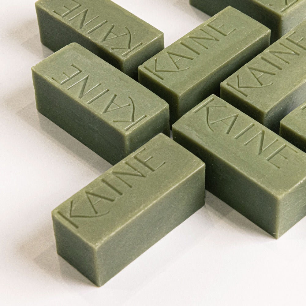 KAINE Rosemary Acne Mildly Acidic Cleansing Bar 100g de KAINE, savons verts en gros plan sur fond clair