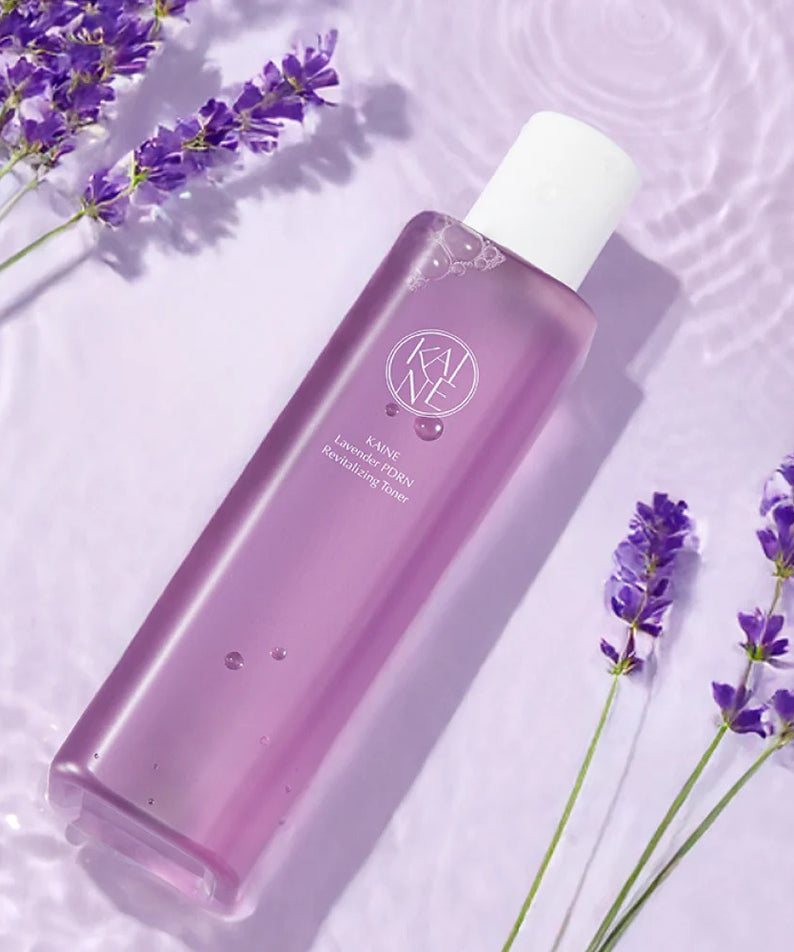 Flacon de KAINE Lavender PDRN Revitalizing Toner 300ml sur fond lavande avec fleurs de lavande.