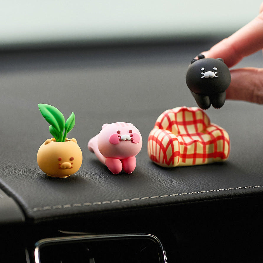 KAKAO FRIENDS Black Chun Deco Figure Set : figurines sur tableau de bord, main tenant la Chun, style KAKAO Friends.