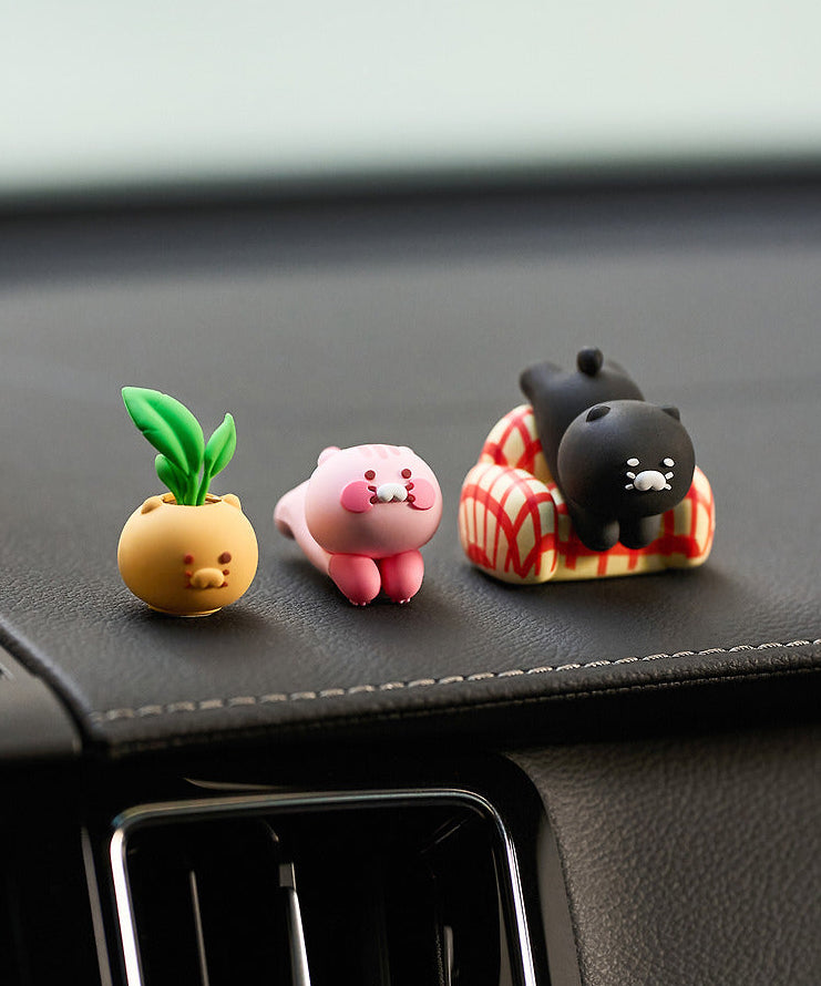 KAKAO FRIENDS Black Chun Deco Figure Set, figurines sur tableau de voiture en cuir noir, marque Kakao Friends.