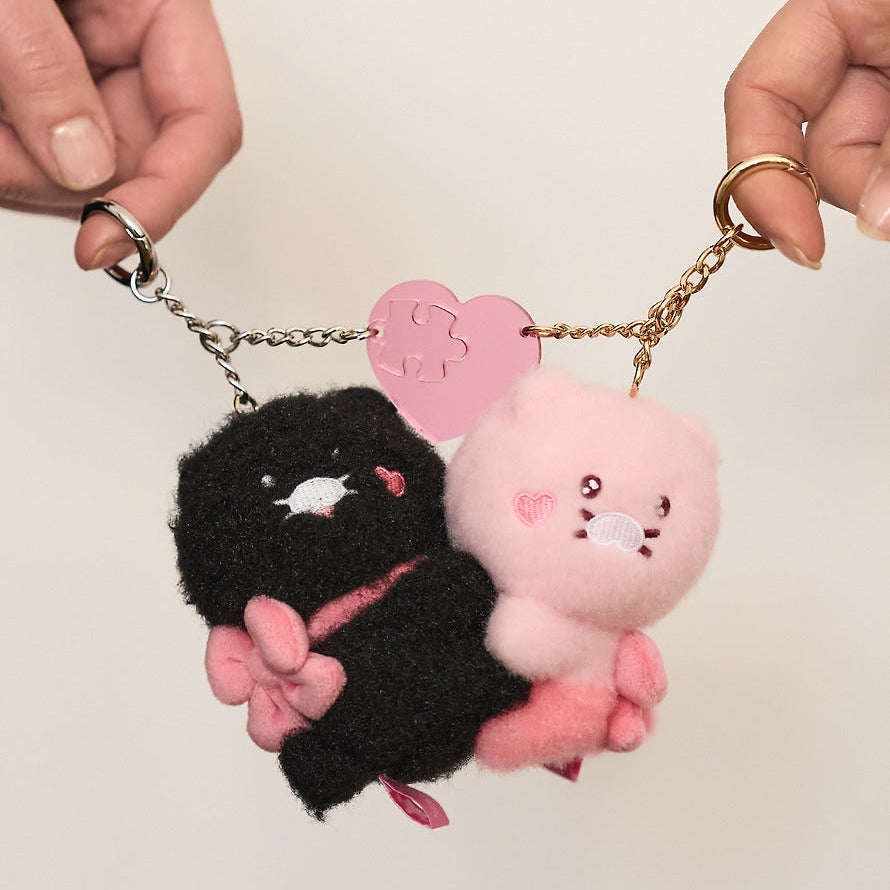 KAKAO FRIENDS Black Chun Magnet Keychain Doll Set: porte-clés aimantés avec figurines noir et rose sur fond clair, marque Kakao Friends.