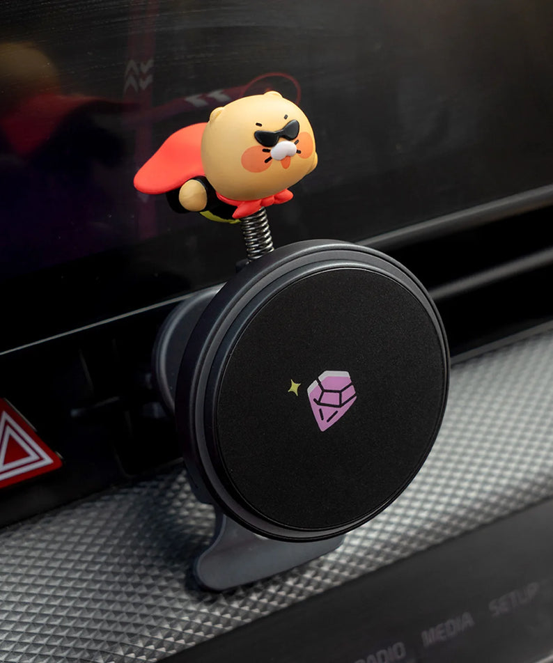 KAKAO FRIENDS Chunsik Bus Fly Magnetic Wireless Charger, chargeur sans fil magnétique de la marque, dans une voiture.