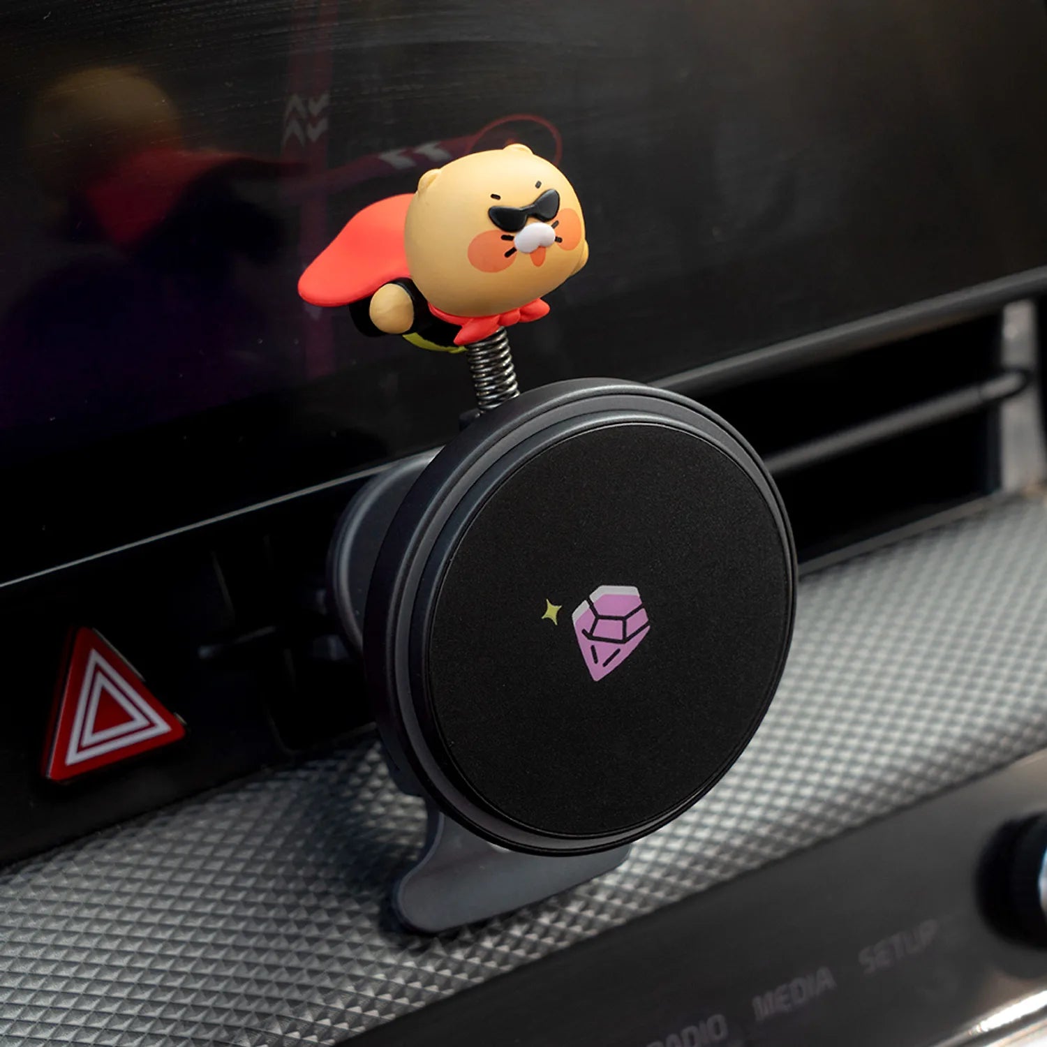 KAKAO FRIENDS Chunsik Bus Fly Magnetic Wireless Charger, chargeur sans fil magnétique de la marque, dans une voiture.