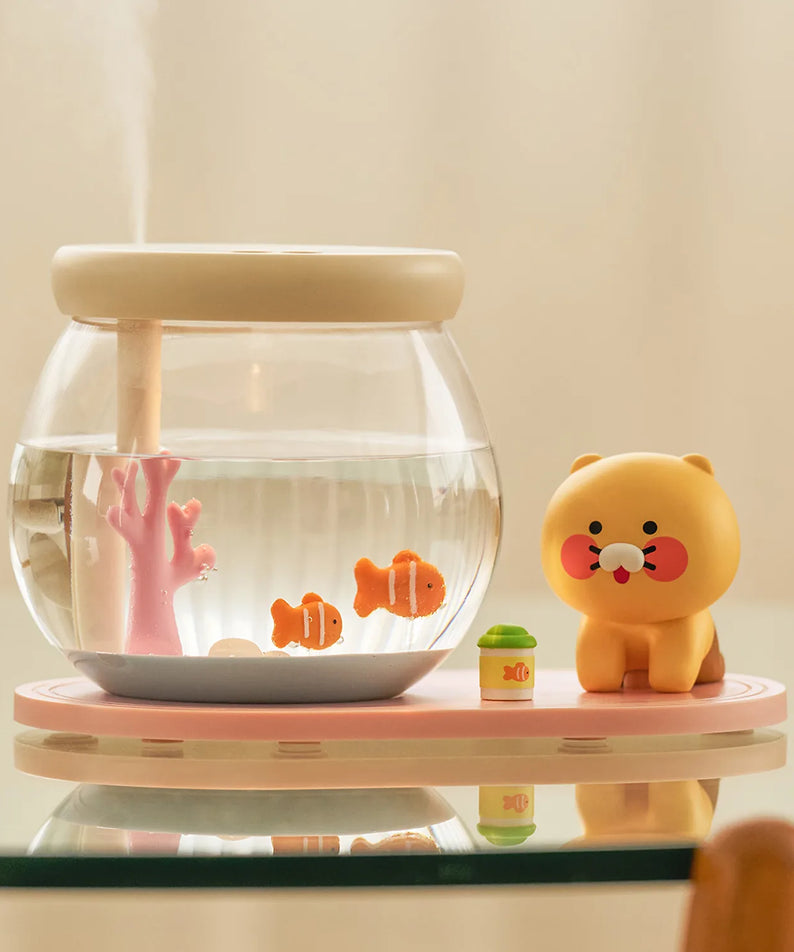 KAKAO FRIENDS  Fish Tank Humidifier Chunshik, humidificateur style aquarium avec personnages, sur meuble en décor salon