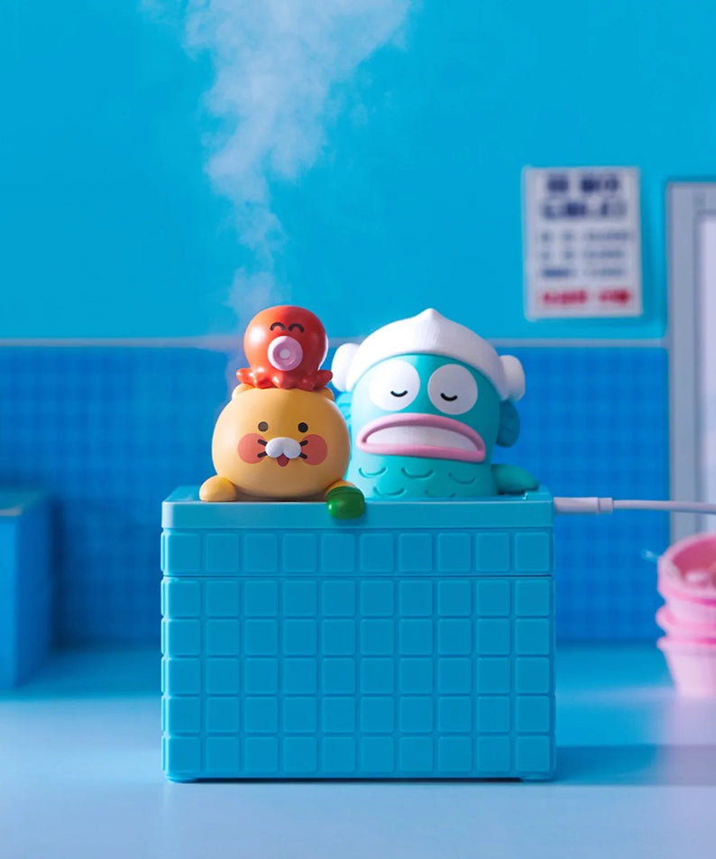 KAKAO FRIENDS  Hangyo-dong X Friends Humidifier Chunshik, figurines dans une pièce bleue avec vapeur et bureau