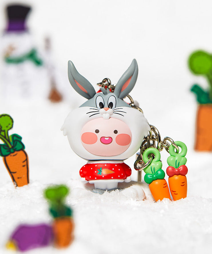 KAKAO FRIENDS  Looney Tunes X Friends Carrot Bugs Bunny Figure Keychain Little Apeach, porte-clés sur fond blanc avec figurines